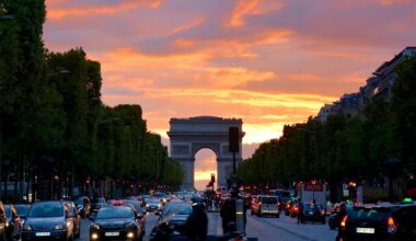 crowded street with cars along arc de triomphe